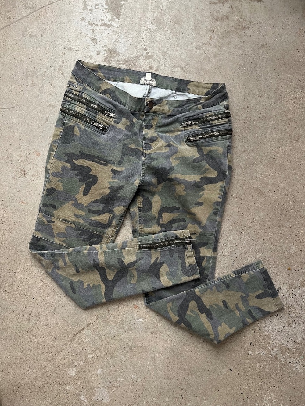 UMGEE Camo Tapered Leg Pants Zippered Pockets/Accents Oodles of Comfy Style  M/6